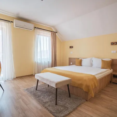 Roots Redwood Guest house Brasov